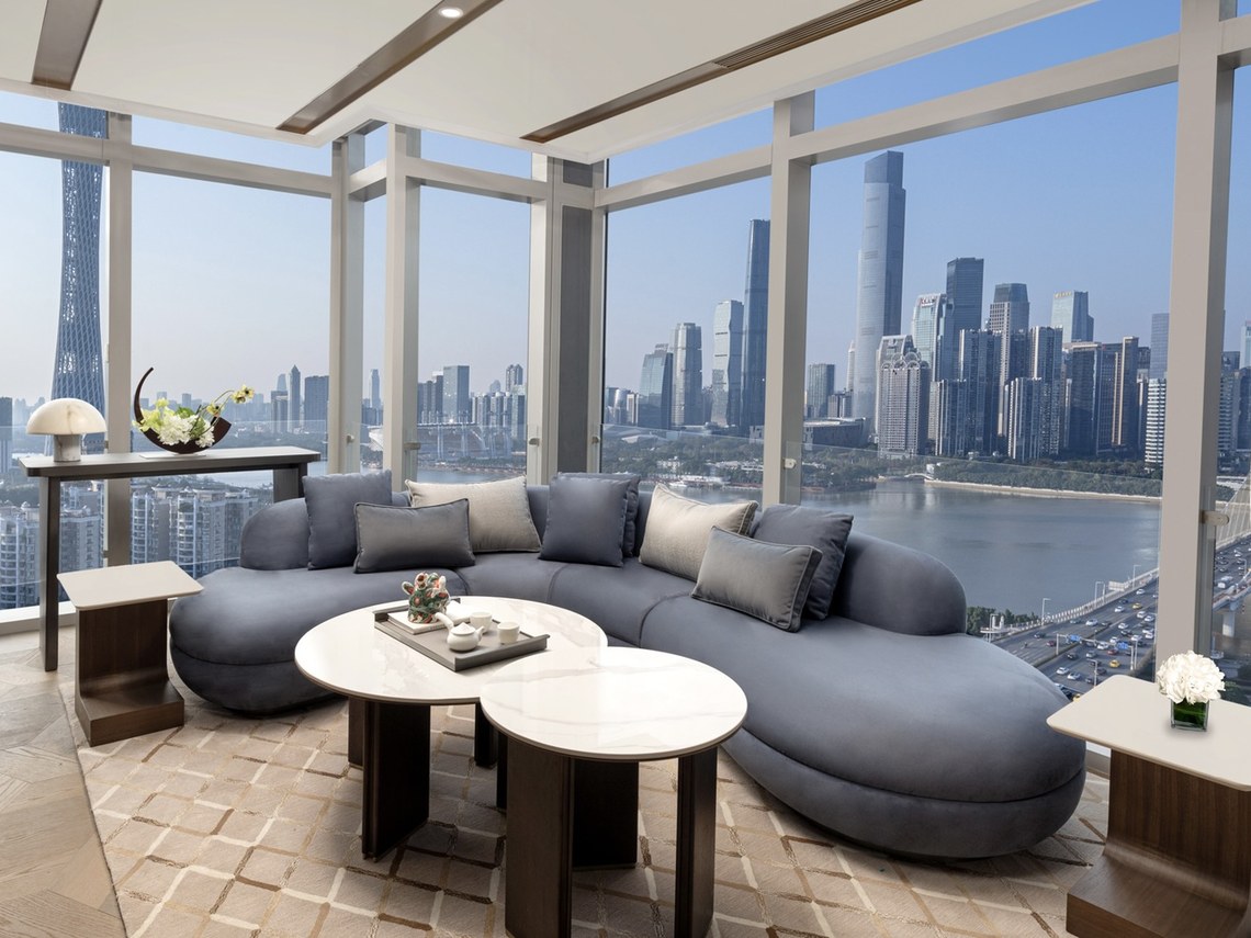 Espace de réception contemporain avec un mobilier soigné et une vue panoramique